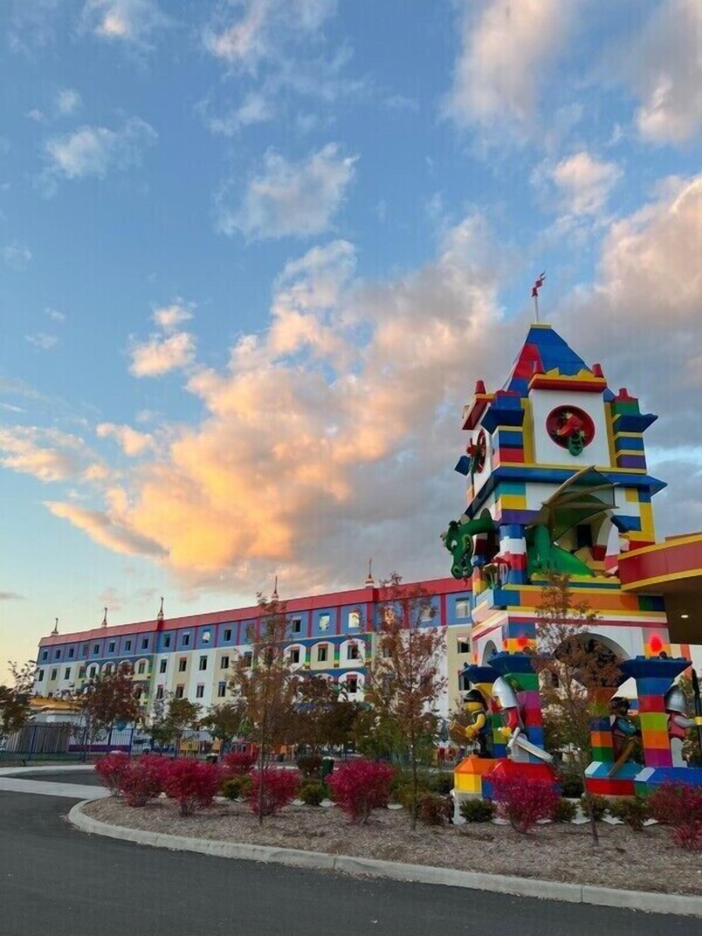 Un edificio colorido con una torre destacada y un gran reloj.