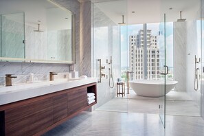 Quarto solteiro júnior, 1 cama King | Banheiro | Chuveiro com efeito de chuva, secador de cabelo, roupões de banho 