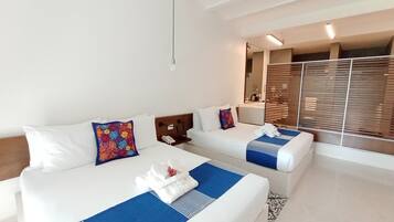 Habitación Deluxe, 2 camas de matrimonio | Caja fuerte, escritorio, cortinas opacas y tabla de planchar con plancha