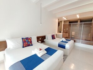 Deluxe-rum - 2 queensize-sängar | Värdeförvaringsskåp på rummet, skrivbord och mörkläggningsgardiner