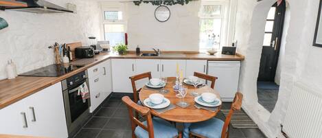 Cottage | Private kitchen | Fridge, dishwasher, electric kettle, cookware/dishes/utensils