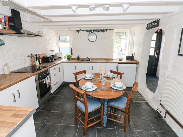 Refrigerador, lavavajillas, tetera/pava eléctrica, utensilios de cocina