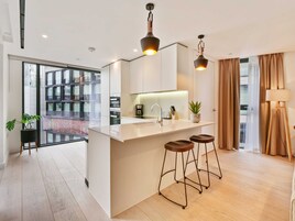 Full-size fridge, microwave, oven, dishwasher