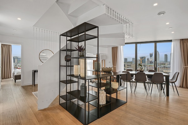 Penthouse | Woonruimte | Een 32-inch flatscreentelevisie met digitale zenders en een televisie