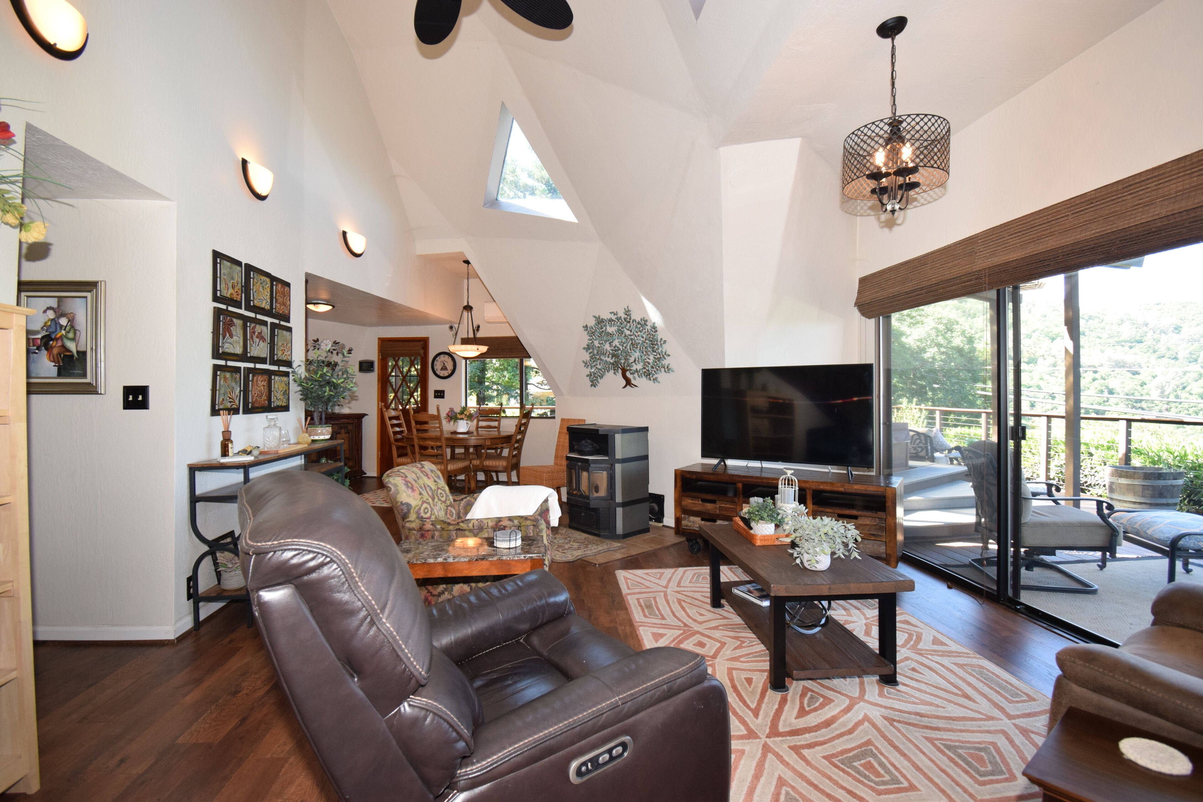 Una Smart TV, una chimenea, libros