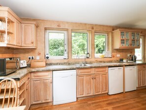 Cottage | Private kitchen | Fridge, dishwasher, electric kettle, cookware/dishes/utensils - Bridgedown House (Richmond)