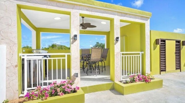 屋外ダイニングエリア