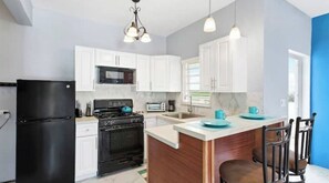 冷蔵庫、電子レンジ、コーヒー / ティーメーカー、調理器具と食器