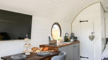 Cottage | Private kitchen | Fridge, cookware/dishes/utensils