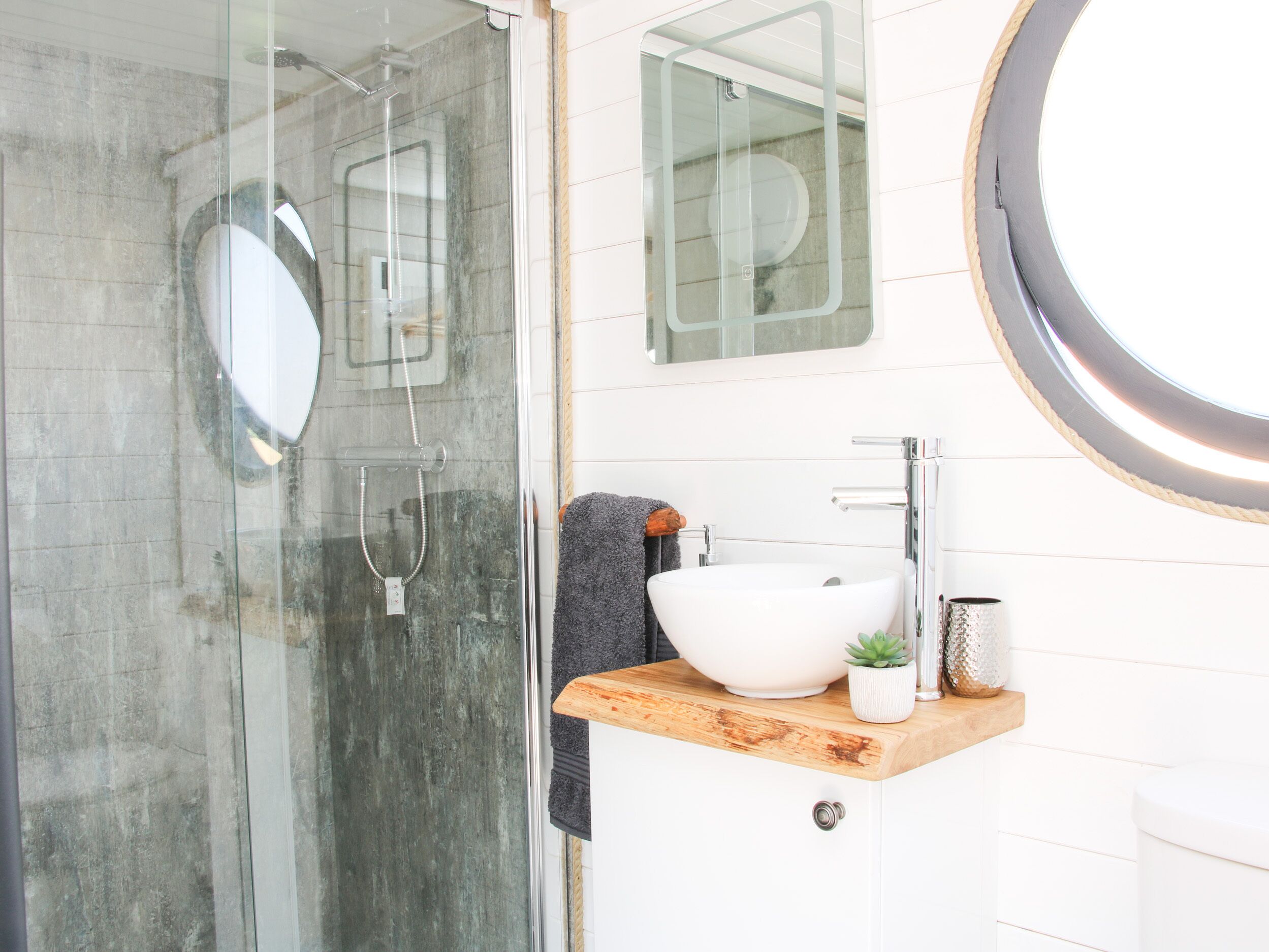 Cottage | Bathroom | Shower, hair dryer
