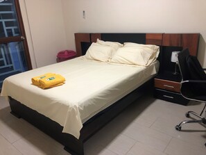 3 makuuhuonetta, työpöytä, silitysrauta/-lauta, ilmainen Wi-Fi