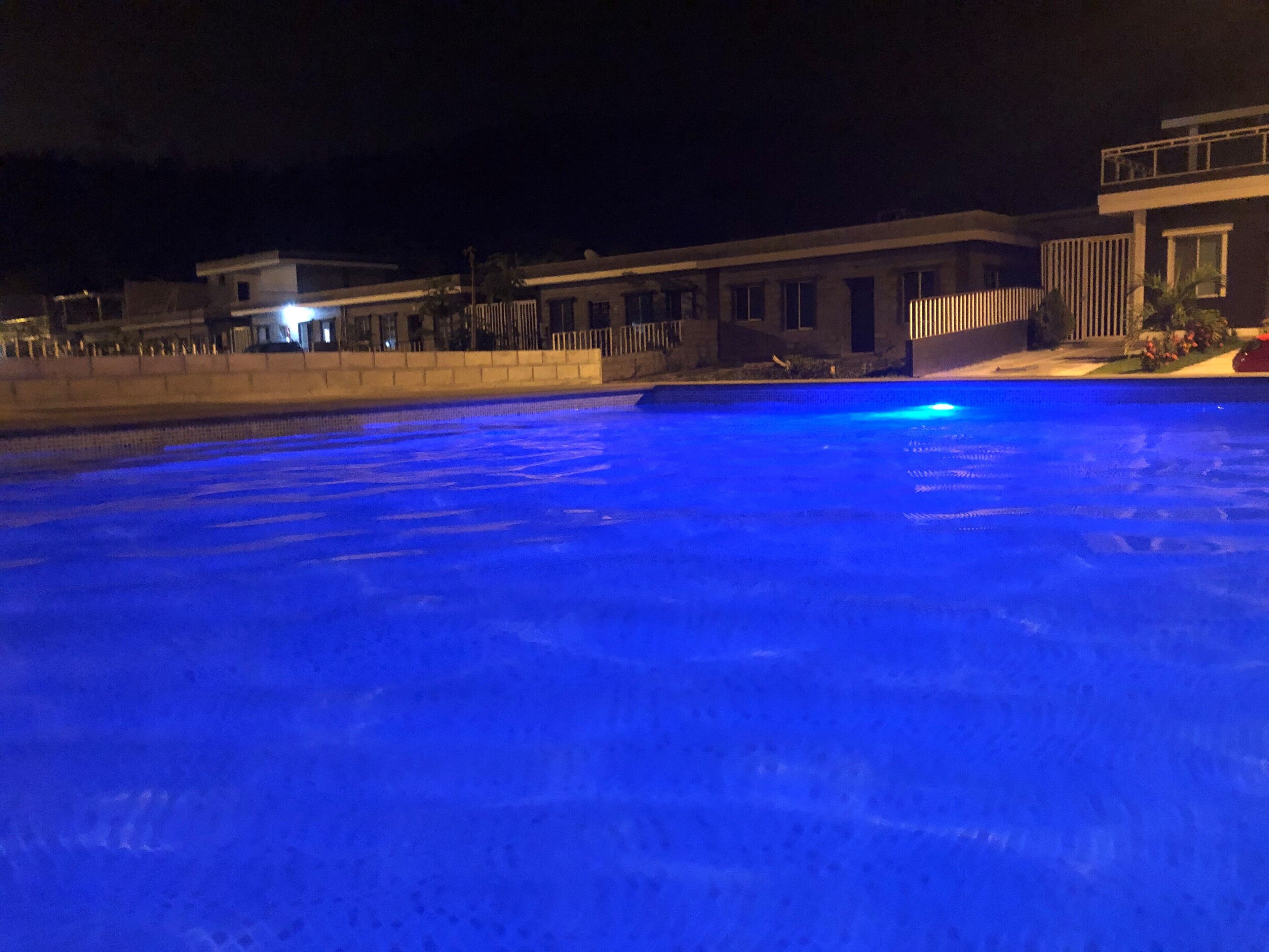 Alberca al aire libre y alberca climatizada