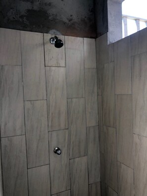 Suihkun ja ammeen yhdistelmä, pyyhkeet, saippua, sampoo