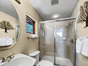 Combined shower/tub, hair dryer, towels, shampoo