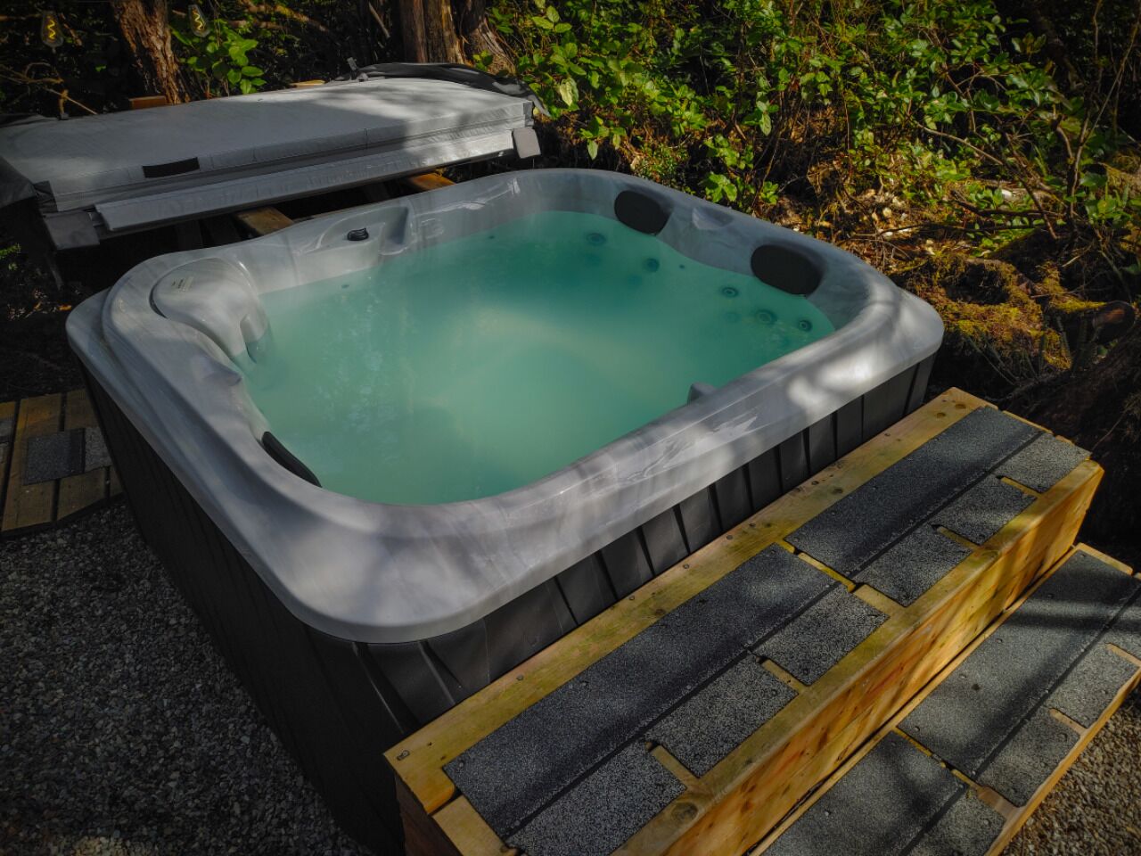 Outdoor spa tub