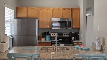 Een koelkast, een microgolfoven, een oven, een kookplaat