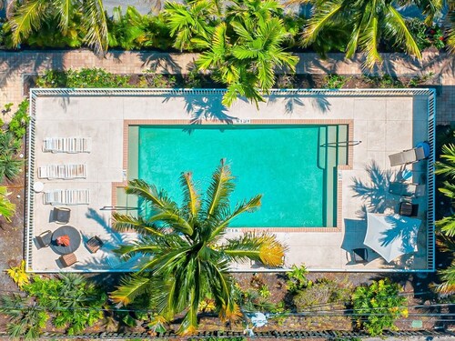 Beach to Bay! Heated Pool and Dock on the Bay! Walk to the Beach and Restaurants