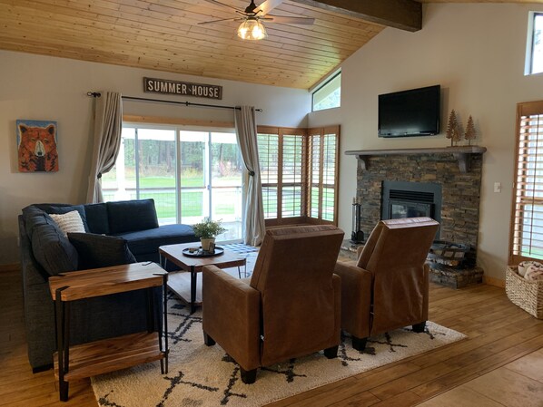 Smart-TV, Kamin, Netflix, Bücher