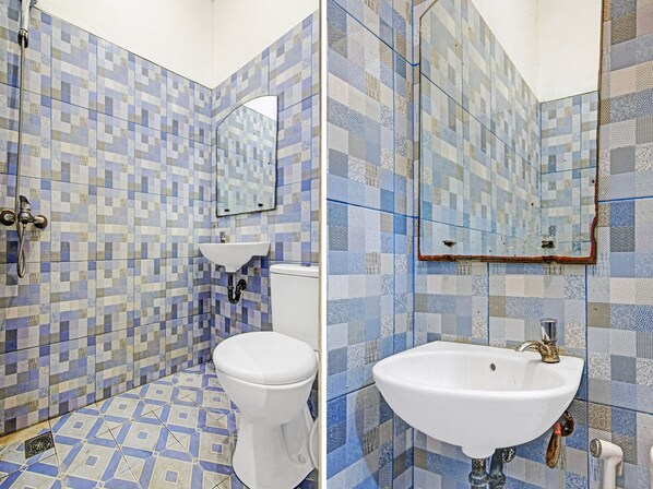 Un baño con baldosas estampadas, un inodoro, un lavabo y un espejo.