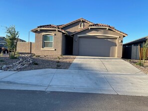 Exterior - Entire Beautiful New Home in Buckeye AZ (Buckeye)