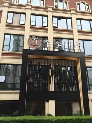 Exterior detail - Ji Hotel (Xiamen)
