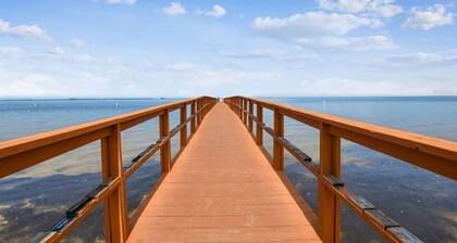Cozy 2 BR Home, walking distance to Crystal Beach/Park - Quaint Family Getaway!