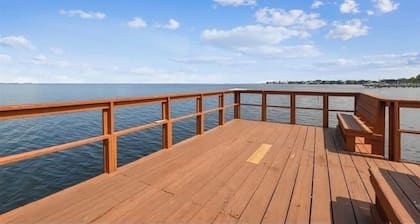 Cozy 2 BR Home, walking distance to Crystal Beach/Park - Quaint Family Getaway!