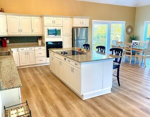 ثلاجة، ميكروويف، فرن، موقد طهي مسطح