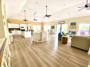 Smart TV, DVD player, table tennis - Beach+Bay: On the Water. Boat Launch. Pool. Dock. (Saint George Island)