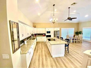 Een koelkast, een microgolfoven, een oven, een kookplaat