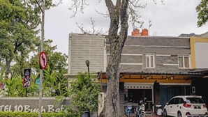Un bâtiment sur lequel on peut lire l’inscription suivante : « TEL 10 Bush Bar ».