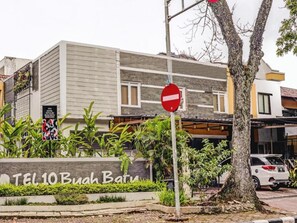 Exterior - OYO 90278 Hotel Sepuluh Buah Batu Bandung (Bandung)