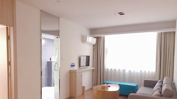 Una sala de estar moderna con un sofá, una mesa de centro y un televisor.