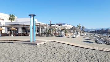 Tæt på stranden, liggestole, badehåndklæder