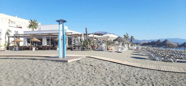Beach nearby, sun loungers, beach towels