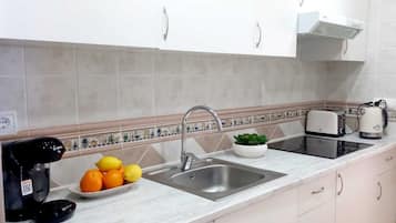 Kühlschrank, Mikrowelle, Herdplatte, Geschirrspüler