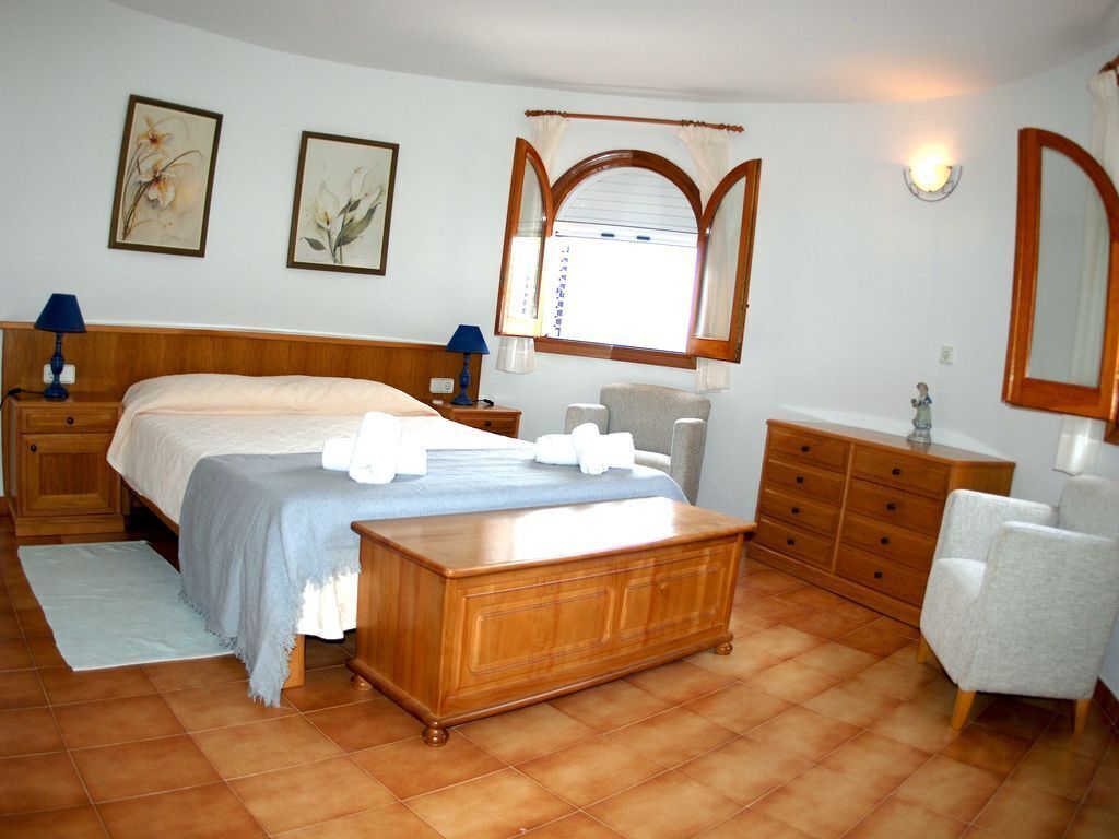 4 habitaciones, tabla de planchar con plancha y cuna de viaje 