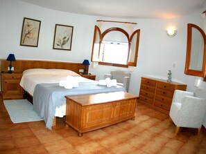 4 habitaciones, tabla de planchar con plancha y cuna de viaje