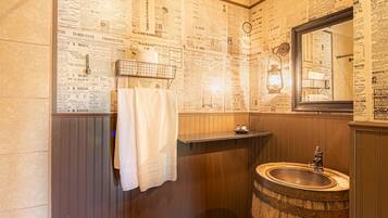 Banheira, secador de cabelo, toalhas de banho