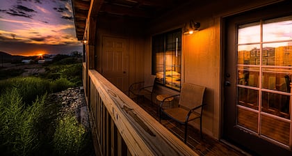 On Allen Street- Walk to everything! Balcony Sunsets! Free Wifi! Miners Cabin #1