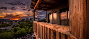 On Allen Street- Walk to everything! Balcony Sunsets! Free Wifi! Miners Cabin #1