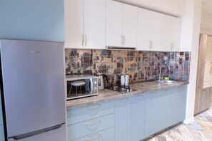 Kühlschrank, Mikrowelle, Kochgeschirr/Geschirr/Besteck