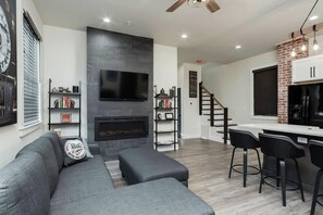 Smart TV, fireplace, books, stereo - “The Train Depot” 2nd oldest in the US (Frederick)