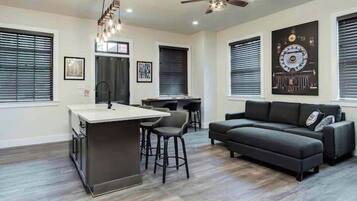 Smart TV, fireplace, books, stereo