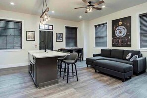 Smart-tv, eldstad, böcker och en stereo