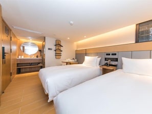 A hotel room with two beds, a bathroom with a mirror, and a bedside table with a lamp. - Ji Hotel (Shanghai Longyang Road Magnetic Levitation) (Shanghai)