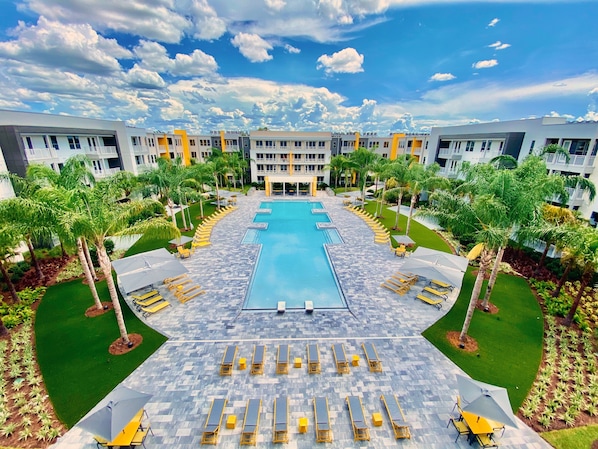 Piscine couverte, piscine extérieure