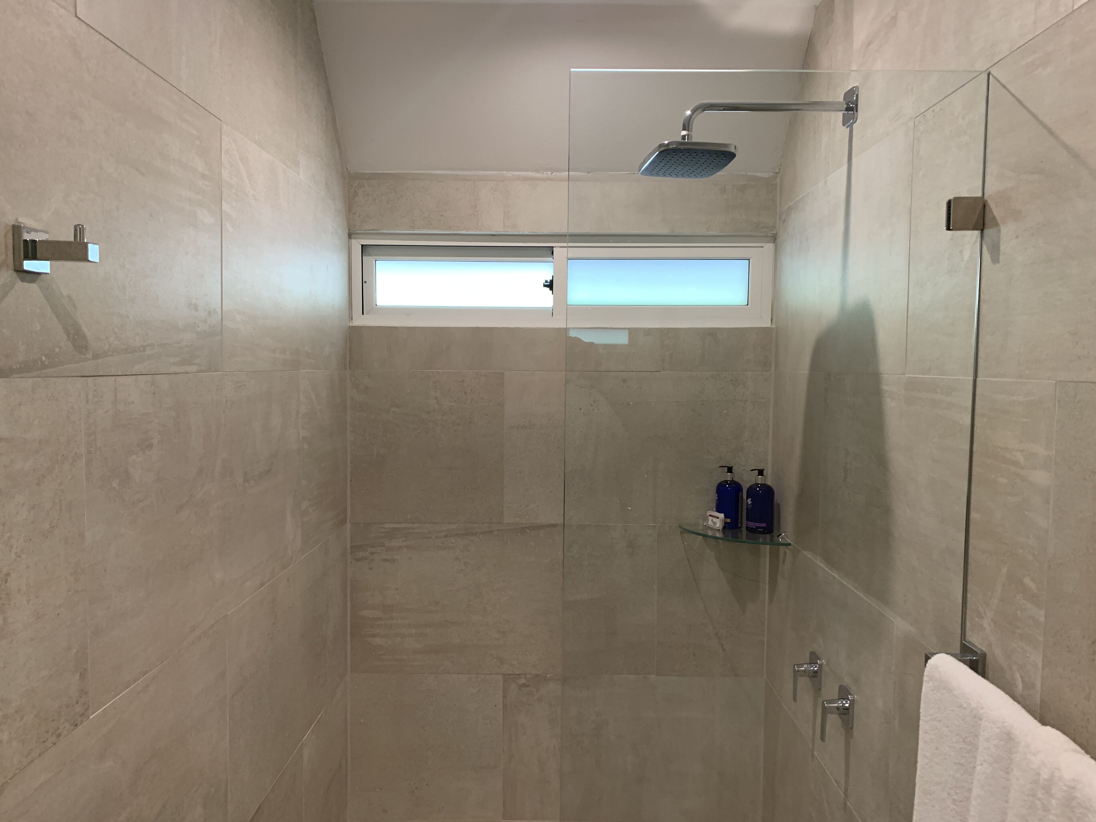 Een douche, een haardroger, handdoeken, zeep