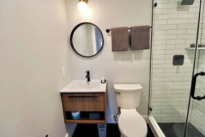 Shower, hair dryer, towels, shampoo - The Fairfax Suite at Prince Street Inn (Alexandria)