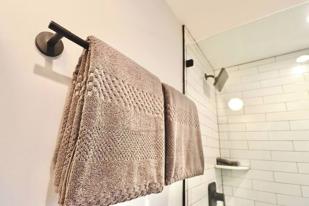 Dusche, Haartrockner, Handtücher